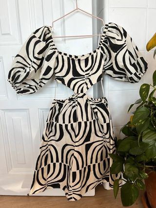 Vestido estampado geométrico manga cut out Zara