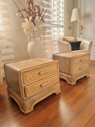 Pareja de mesitas auxiliares de ratán