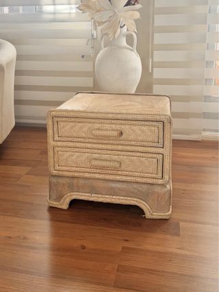 Pareja de mesitas auxiliares de ratán