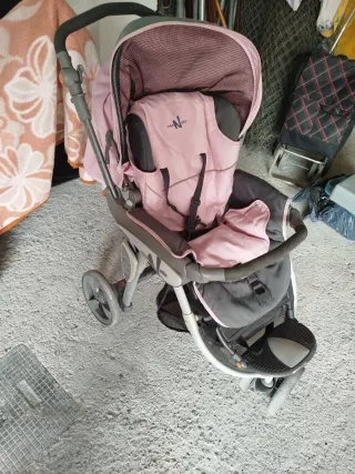 Carro de bebé rosa y gris