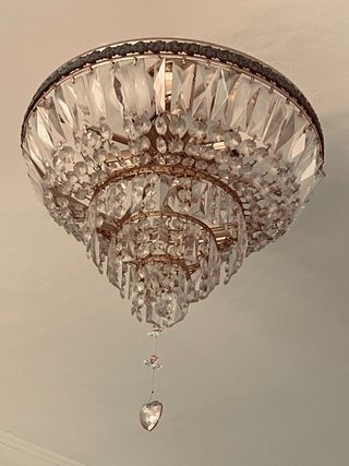 Lámpara de cristal dorada y transparente