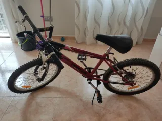 Bicicleta BMX infantil roja