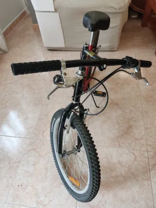 Bicicleta BMX infantil roja