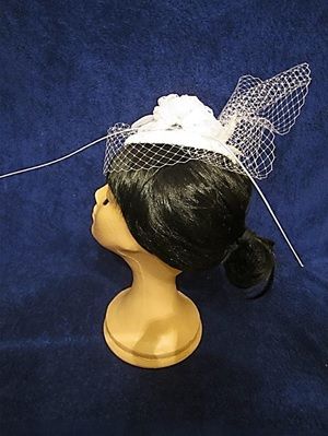 Tocado Annette, blanco, 3 flores, velo y plumas