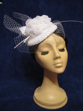 Tocado Annette, blanco, 3 flores, velo y plumas