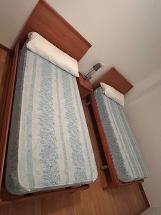 2 Camas de 90 con colchones en buen estado