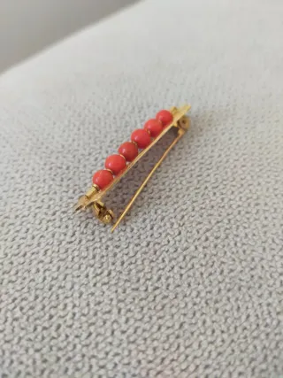 Spilla oro con coralli