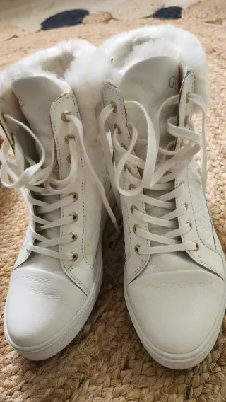 Botines Guess Piel Blanco y Dorado