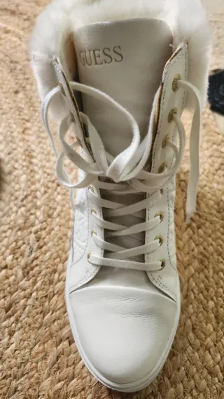 Botines Guess Piel Blanco y Dorado