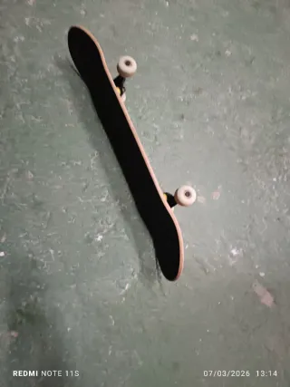 Monopatín skate colorido