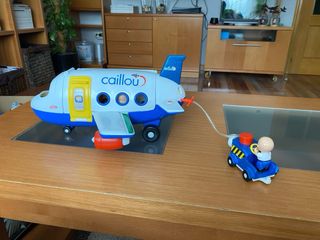 Avión Caillou con figuras y accesorios