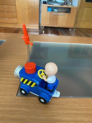 Avión Caillou con figuras y accesorios
