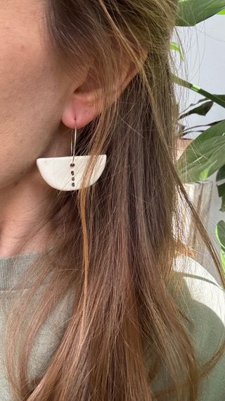 Pendientes de cerámica blancos y plateados