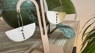 Pendientes de cerámica blancos y plateados