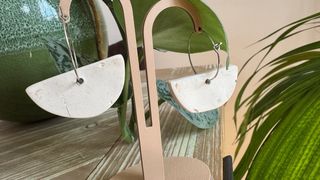 Pendientes de cerámica blancos y plateados