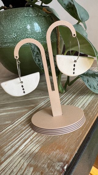 Pendientes de cerámica blancos y plateados