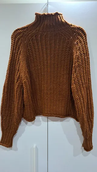 Jersey marrón cuello alto tejido