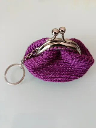 Monedero llavero morado con cierre de metal