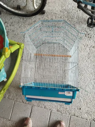 Jaula para pájaros azul y blanca