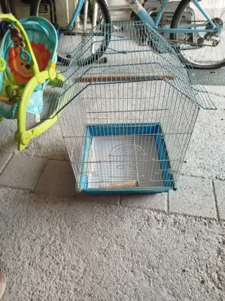 Jaula para pájaros azul y blanca