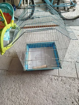 Jaula para pájaros azul y blanca