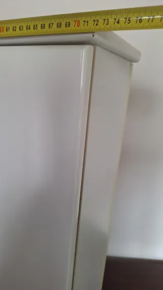 Mueble de baño blanco con espejo