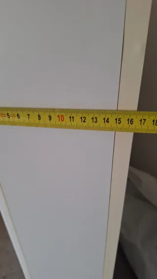 Mueble de baño blanco con espejo