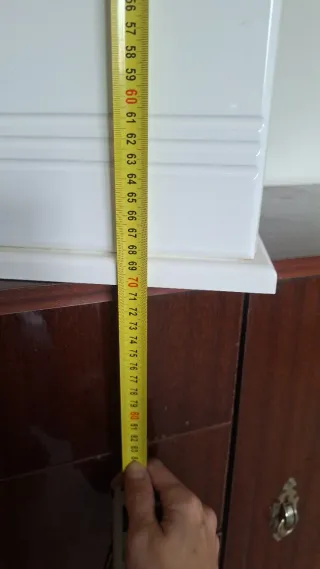 Mueble de baño blanco con espejo