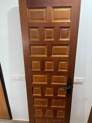Puerta de madera maciza