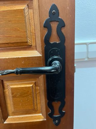 Puerta de madera maciza