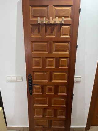 Puerta de madera maciza