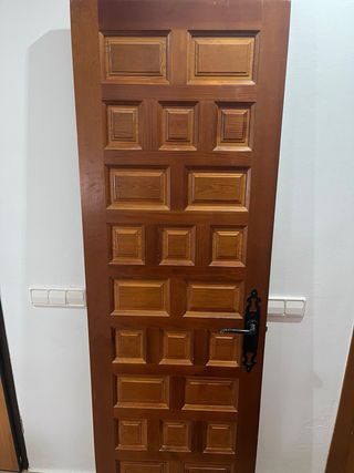 Puerta de madera maciza