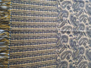 Pashina estampado beige y marrón de paisley.