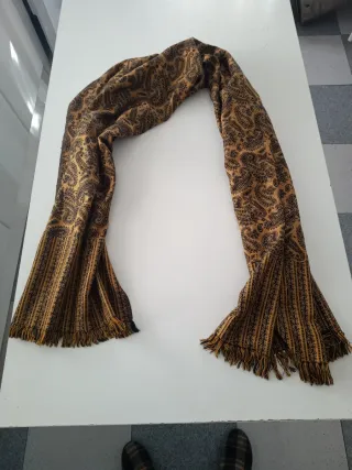 Pashina estampado beige y marrón de paisley.