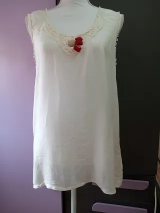 Blusa blanca talla S con encaje