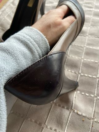 Zapatos de tacón peep toe beige y negro