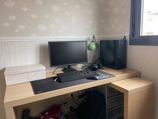 Escritorio de madera con tablero