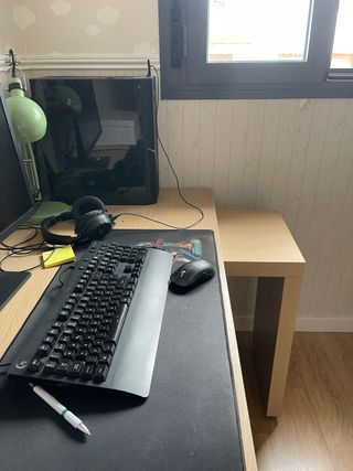 Escritorio de madera con tablero