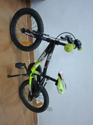 Bicicleta infantil negra y verde