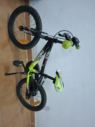 Bicicleta infantil negra y verde