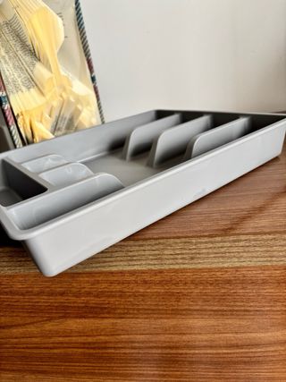 Bandeja organizadora de cubiertos gris