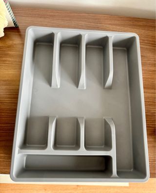 Bandeja organizadora de cubiertos gris