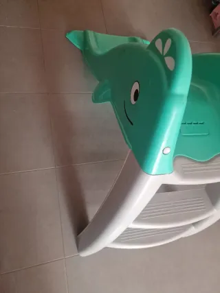 Tobogán infantil verde y blanco