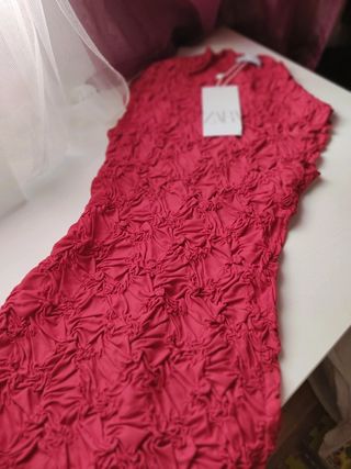 Vestido burdeos drapeado manga corta ajustado Zara