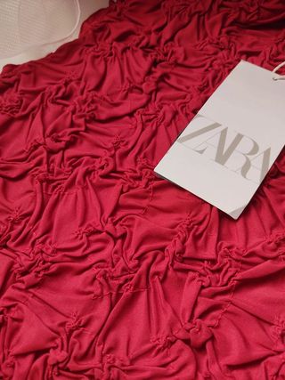 Vestido burdeos drapeado manga corta ajustado Zara