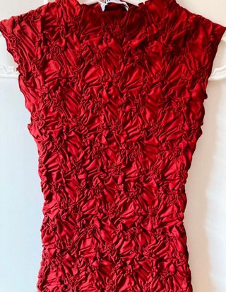 Vestido burdeos drapeado manga corta ajustado Zara