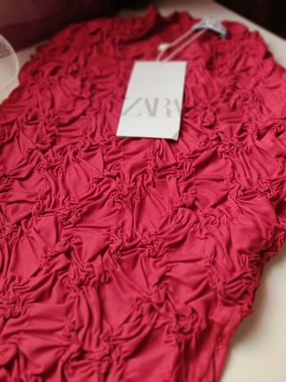 Vestido burdeos drapeado manga corta ajustado Zara