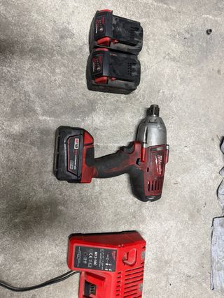 Pistola Impacto Milwaukee 18V + Cargador + 3 Bater