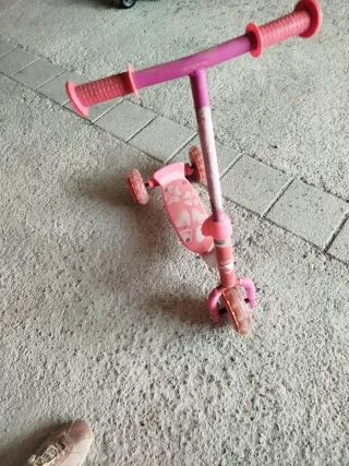 Patinete infantil rosa con flores