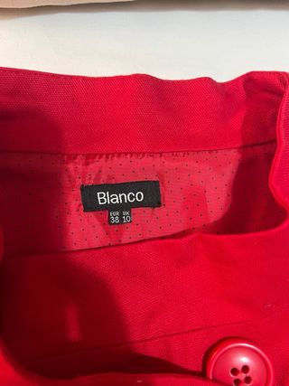 Elegante abrigo rojo primavera